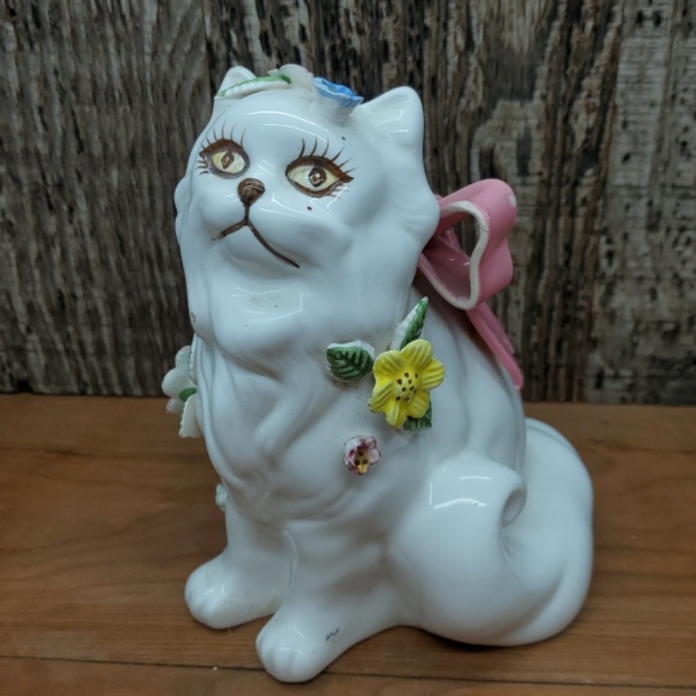 Artistic Gifts Inc Ceramic White Cat with Flowers & Bow Made In Taiwan Vintage